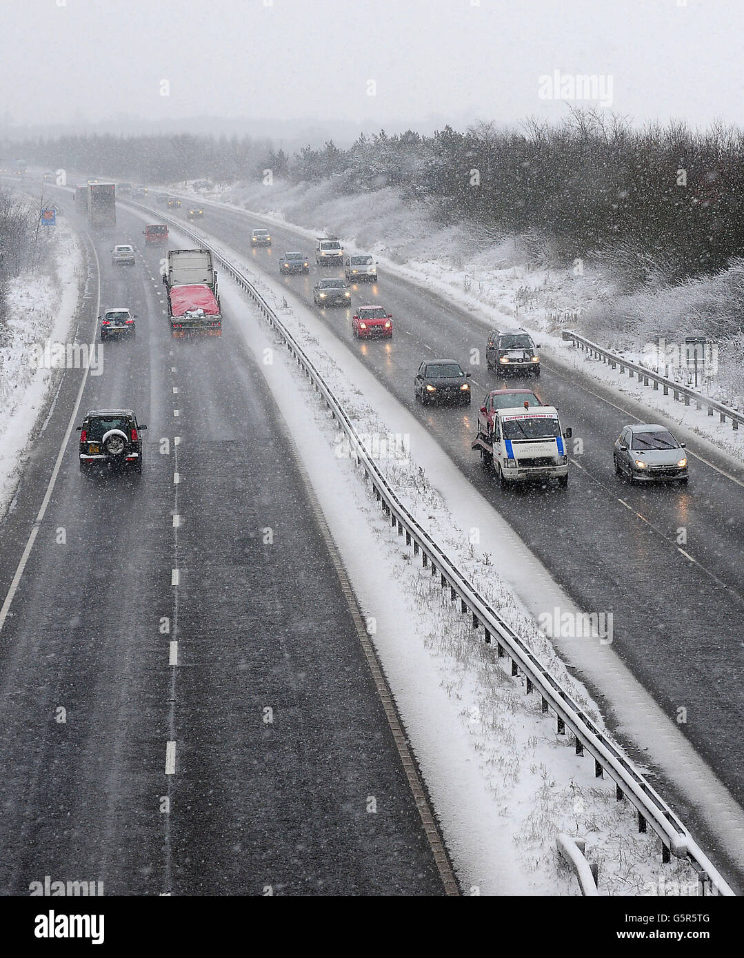 Tempo invernale 18 gennaio. Traffico su un'autostrada innevata M42 nel Derbyshire. Foto Stock