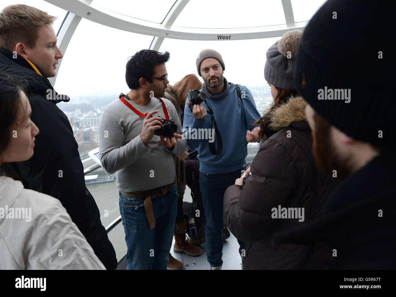 1000 persone hanno sfidato le condizioni meteorologiche avverse al EDF Energy London Eye questa mattina, accodandosi nella neve per la riapertura dell'"Lift London" e per una rotazione libera. Foto Stock