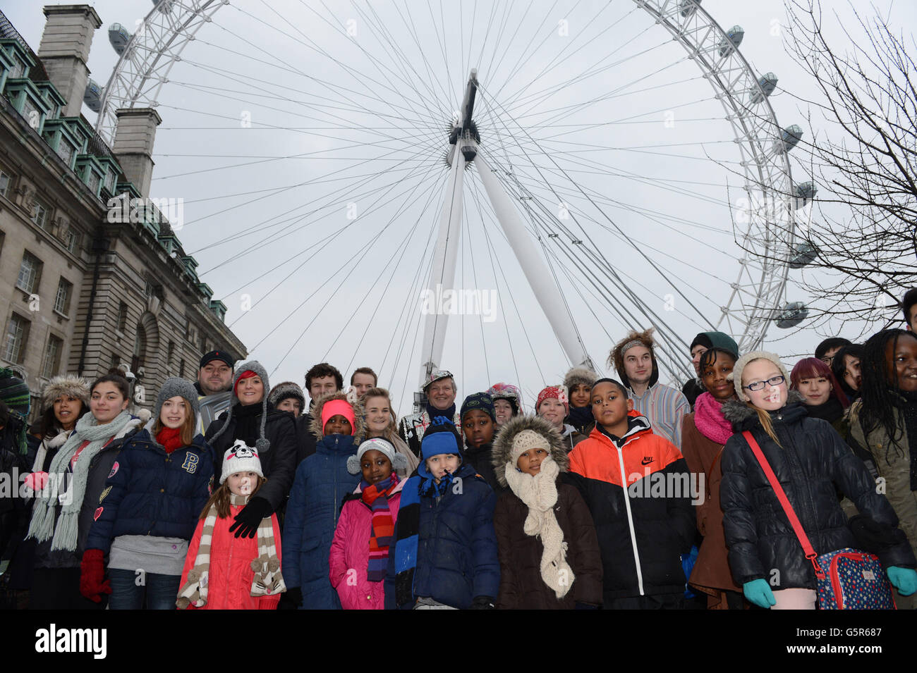 1000 persone hanno sfidato le condizioni meteorologiche avverse al EDF Energy London Eye questa mattina, accodandosi nella neve per la riapertura dell'"Lift London" e per una rotazione libera. Foto Stock