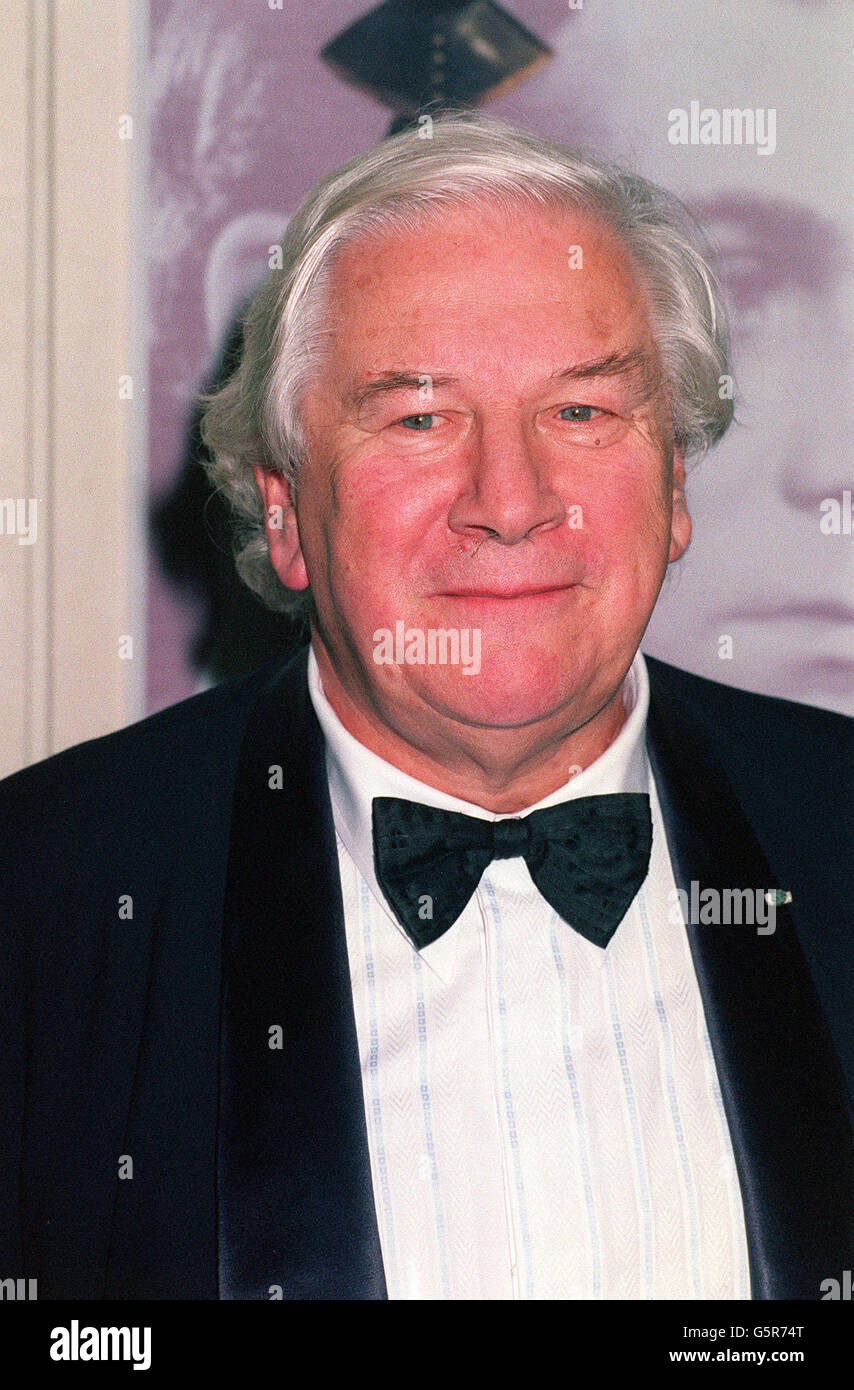 Attore Peter Ustinov. 29/03/2004: Il veterano britannico Sir Peter Ustinov, morto in Svizzera ieri sera a 82 anni, è stato annunciato lunedì 29 marzo 2004. 03/04/04: Oggi si svolse il funerale dell'attore, scrittore e razzista Sir Peter Ustinov. Presso la Cattedrale di San Pietro a Ginevra, in Svizzera, si svolge un servizio pubblico di commemorazione. Il servizio sarà seguito da una sepoltura familiare privata nel cimitero del villaggio di Bursins, il villaggio vinicolo svizzero che si affaccia sul lago di Ginevra, dove aveva vissuto per più di 30 anni. Foto Stock