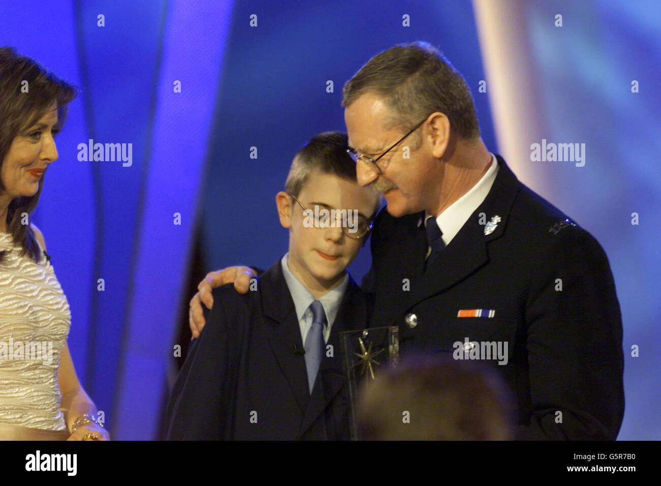 Pride of Britain Awards 2002, Carol Vorderman con PC Simon Dell con il ragazzo che ha salvato da un incendio, PC Dell ha ricevuto il premio Beyond the Call of Duty, che si è svolto all'Hilton Hotel di Londra. Foto Stock