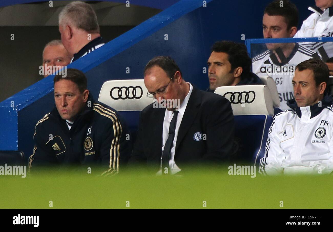 Calcio - Barclays Premier League - Chelsea / Queens Park Rangers - Stamford Bridge. Il direttore del Chelsea Rafael Benitez (centro) si siede guardando giù sulla panchina Foto Stock