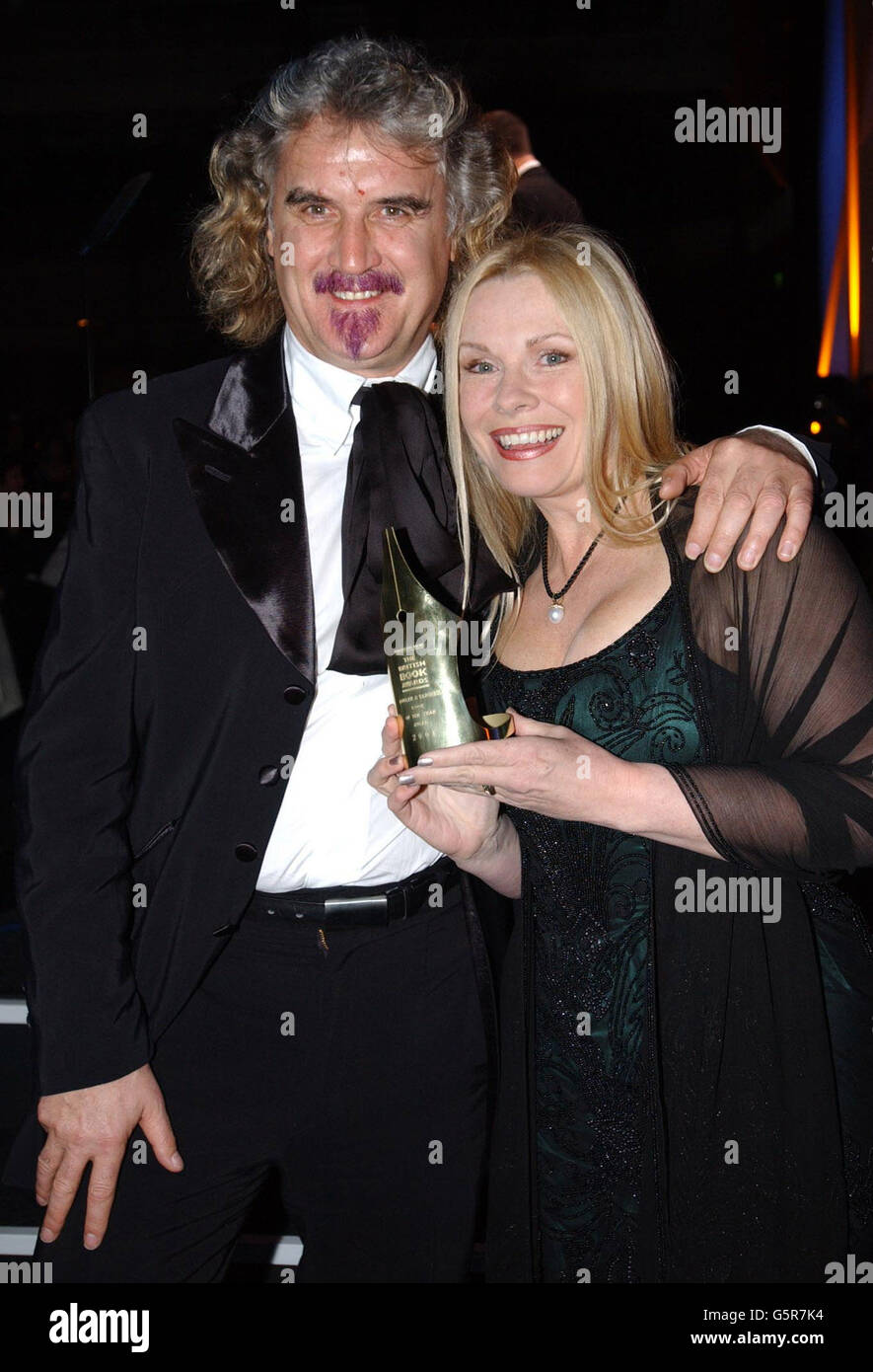 Pamela Stephenson con il Butler & Tanner Book of the Year Award per il suo libro 'Billy' su suo marito Billy Connolly al British Book Awards 2001 al Grosvenor House Hotel di Londra. Foto Stock