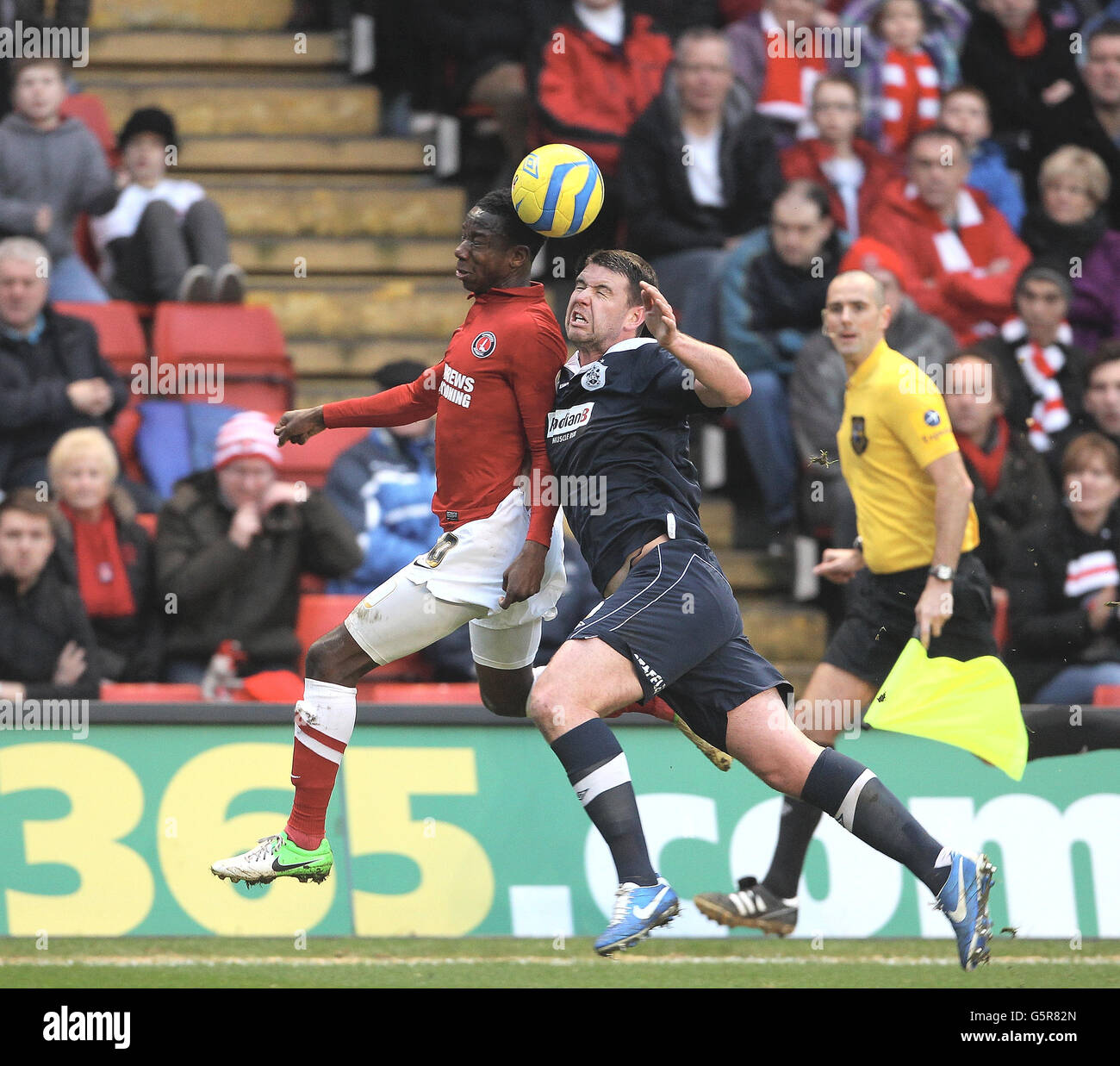 Bradley Wright-Phillips di Charlton Athletic viene affrontato da Anthony Gerrard Della città di Huddersfield Foto Stock