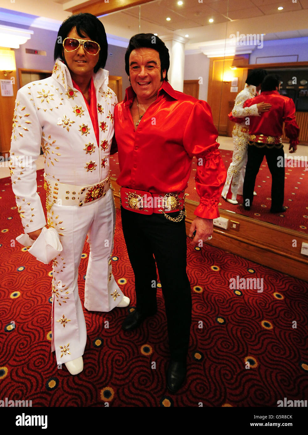 Gli artisti tributi di Elvis Carl Ryder (a sinistra) da Birmingham e Steve Storm da Manchester si pongono mentre aspettano di esibirsi durante la finale dei Campionati europei di Elvis all'hotel Hilton Birmingham Metropole, Birmingham. Foto Stock