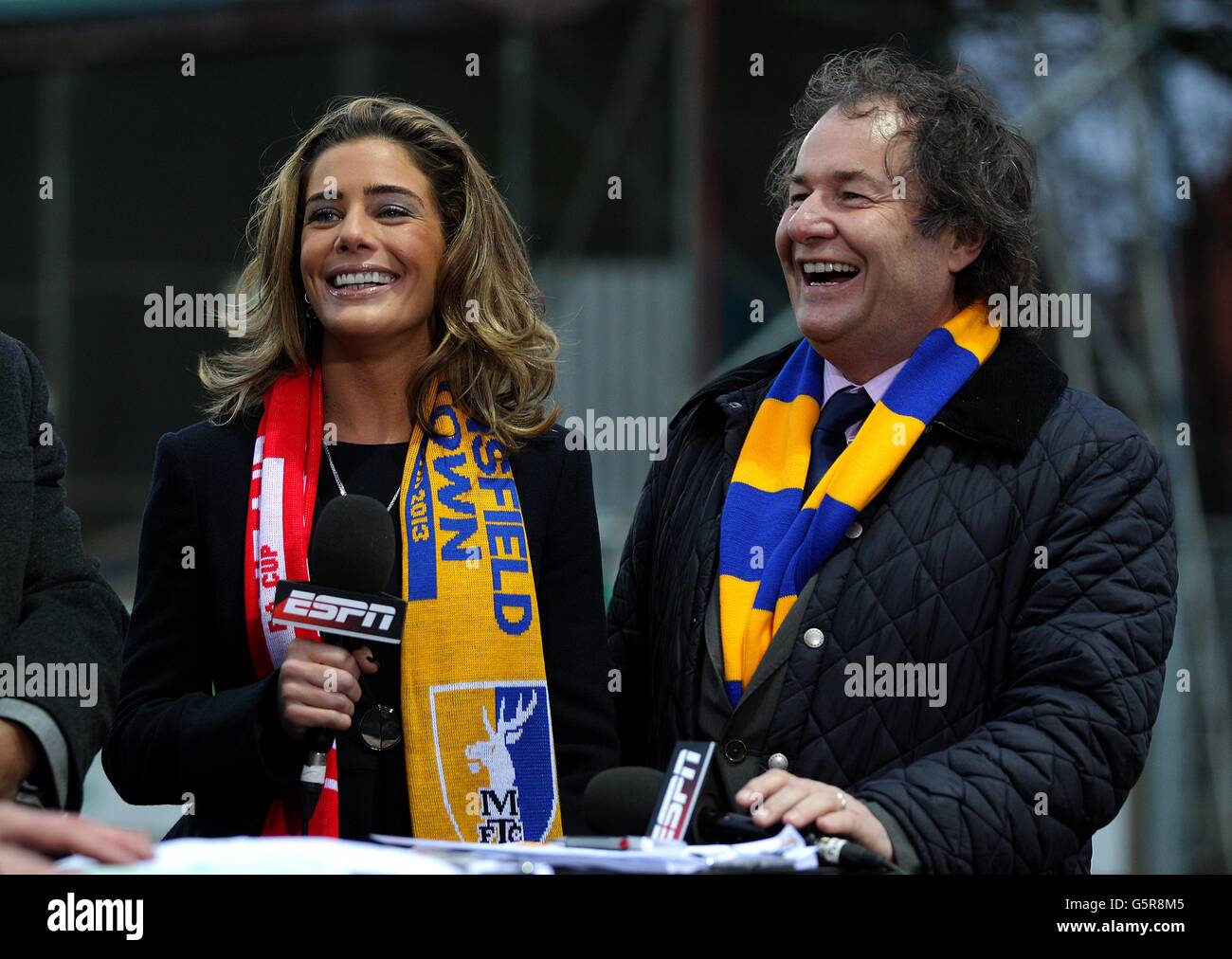 Calcio - fa Cup - terzo turno - Mansfield Town / Liverpool - One Call Stadium. Il proprietario di Mansfield Town John Radford insieme alla moglie e al direttore generale Carolyn ancora Foto Stock