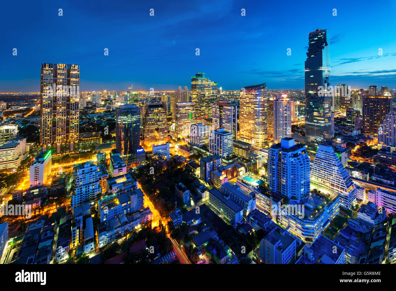 Paesaggio urbano di Bangkok in Thailandia. Bangkok vista notturna nel quartiere degli affari, della Thailandia. Il grattacielo di Bangkok. Bangkok è la città capitale di Foto Stock