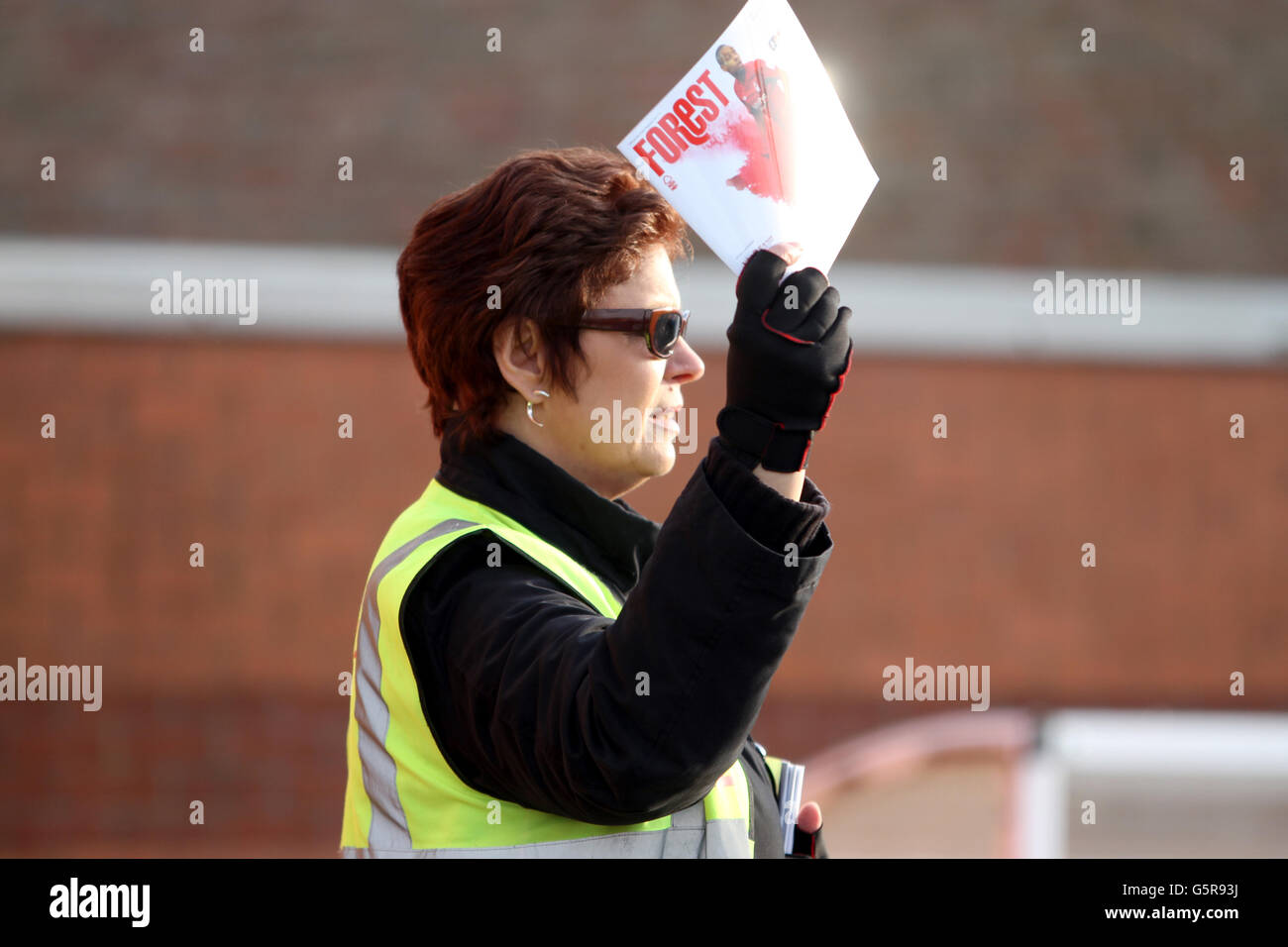 Calcio - fa Cup - terzo turno - Nottingham Forest contro Oldham Athletic - il terreno cittadino. Un fornitore di programmi vende ai fan prima del lancio. Foto Stock