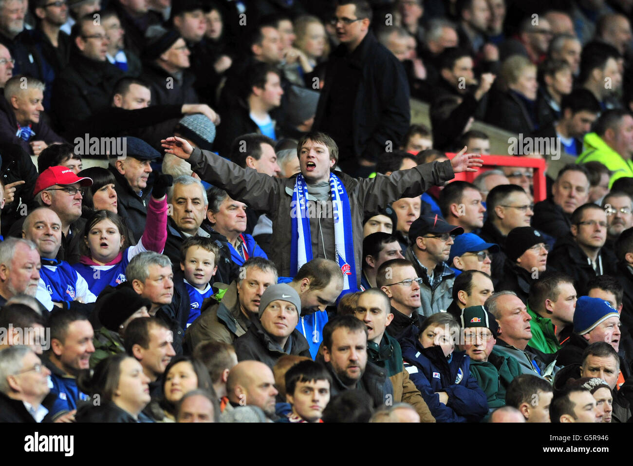 Un fan di Oldham Athletic mostra il suo sostegno negli stand Foto Stock