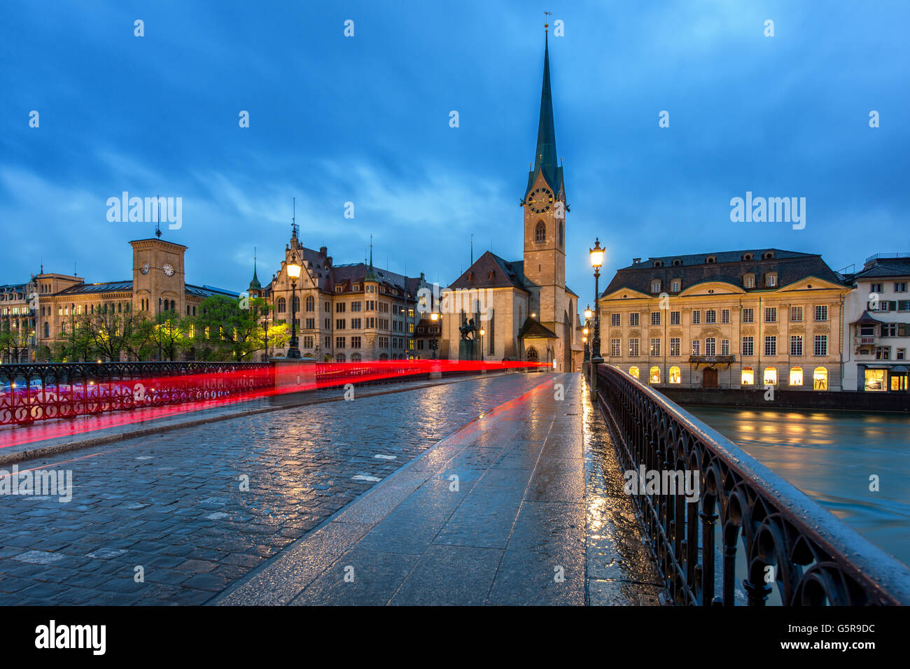 Lo skyline di Zurich in Svizzera. Immagine di Zurigo durante la drammatica twlight in Svizzera. Zurigo è una grande città della Svizzera. Foto Stock