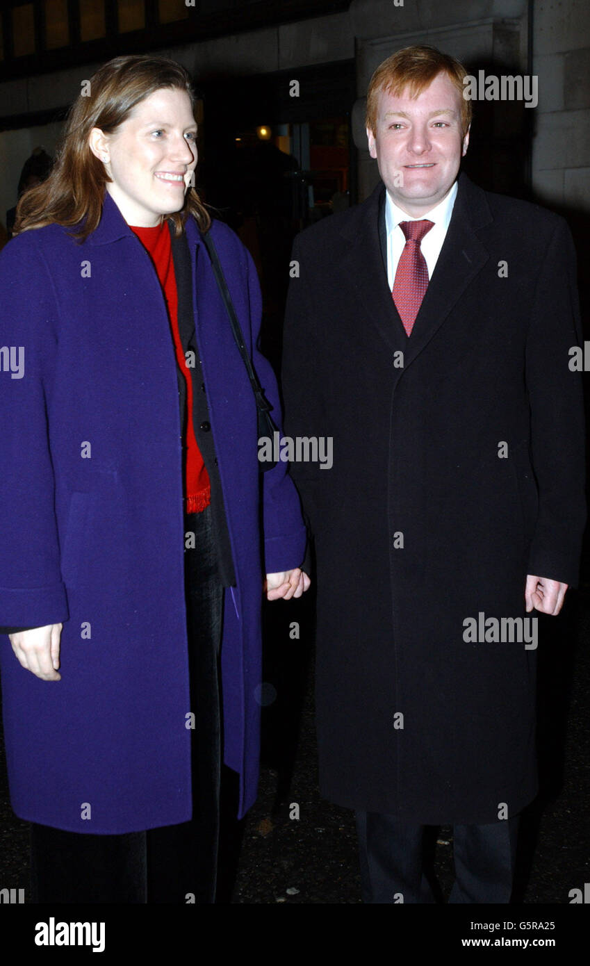 Il leader liberaldemocratico Charles Kennedy con la sua fidanzata, Sarah Gurling, arrivò per un pre-Oscar Party presso le Stork Rooms nel West End di Londra, dove Alexandra Shulman, redattore della British Vogue, diede il benvenuto a Londra a MeraLee Golman, sindaco di Beverly Hills. Foto Stock