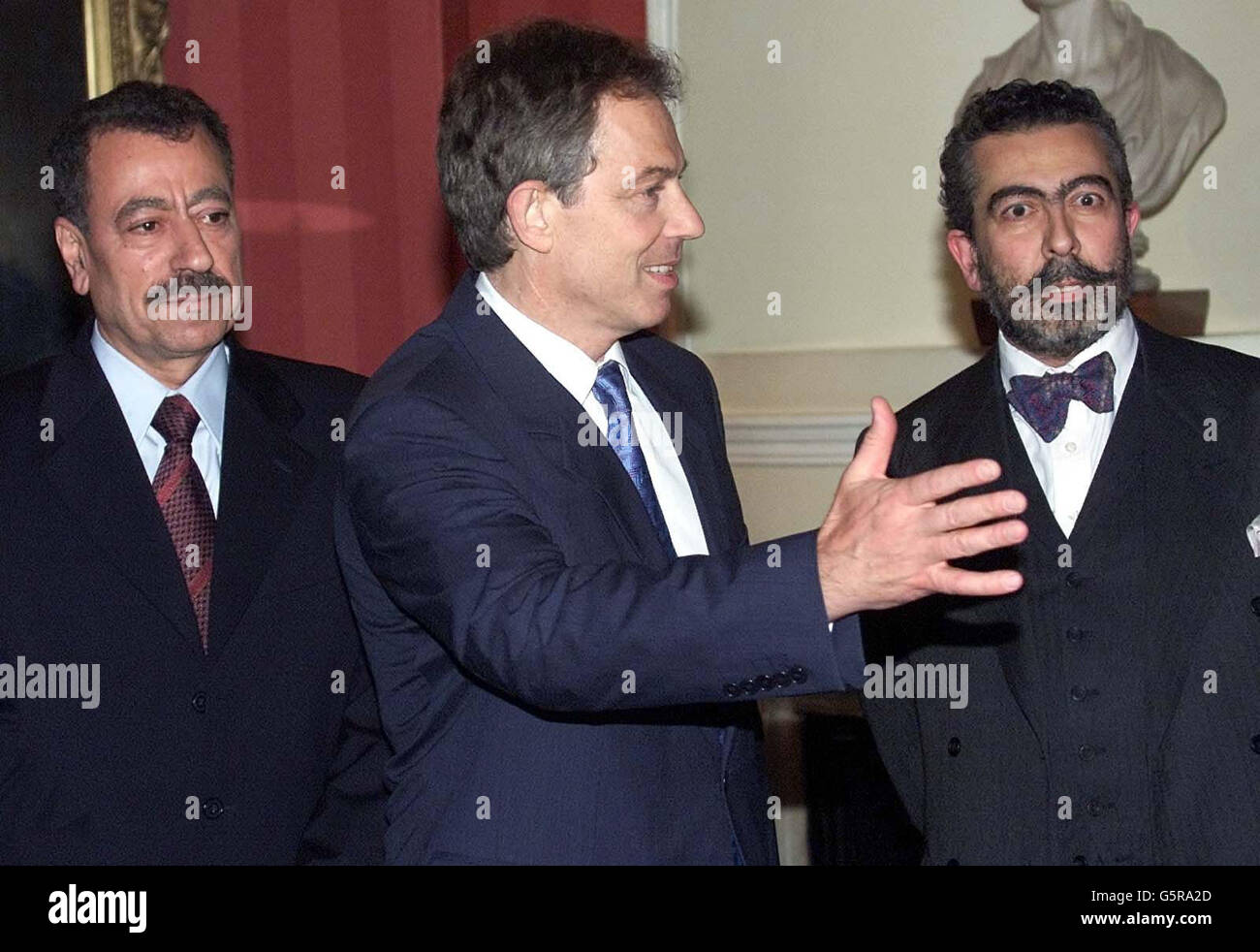 Il primo ministro Tony Blair guida i suoi ospiti, i palestinesi britannici Abdel Barry Atwan, a sinistra, e Michel Abdul Massih in colloqui a 10 Downing Street, Londra. Blair e la delegazione hanno discusso della violenza in Medio Oriente. Foto Stock