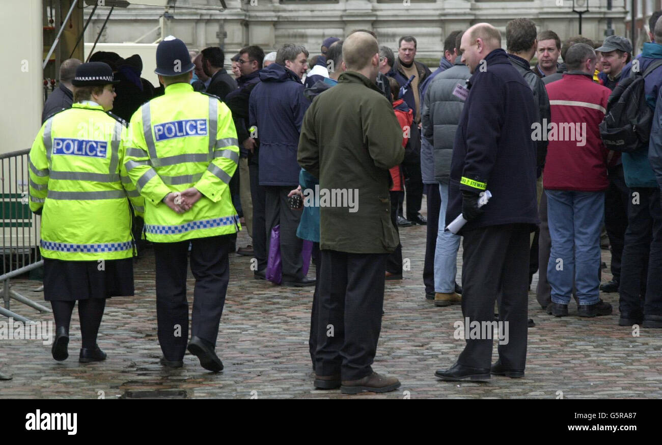 I funzionari di polizia in servizio tengono d'occhio i manifestanti di polizia in servizio presso una lobby di massa a Westminster, Londra, da parte di ufficiali di polizia che protestano per la retribuzione e hanno proposto riforme governative alla polizia. Foto Stock