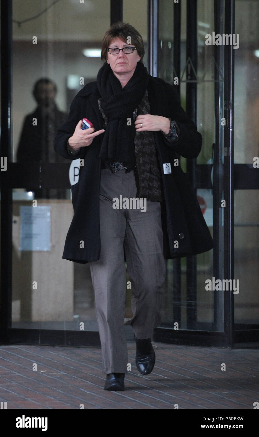 Il detective Chief Inspector April Casburn lascia Southwark Crown Court, Londra, dopo essere stato ritenuto colpevole di aver cercato di vendere informazioni alle News of the World. Foto Stock