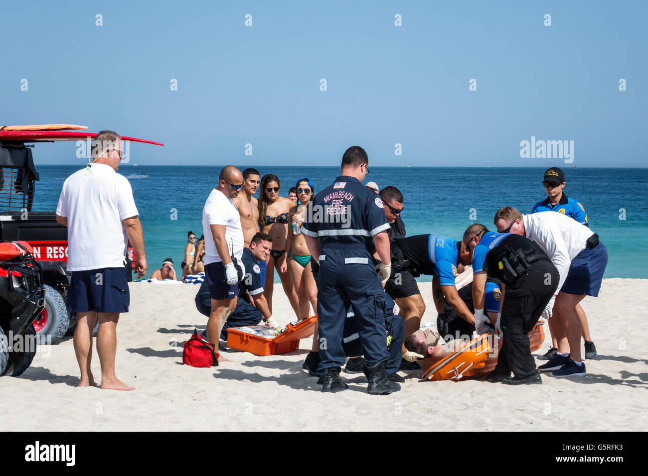 Miami Beach Florida,Oceano Atlantico,pubblico,sabbia,Ocean Rescue,reparto polizia,paramedico,EMT,tecnico medico di emergenza,paramedico,arresto,adulto,adulti Foto Stock
