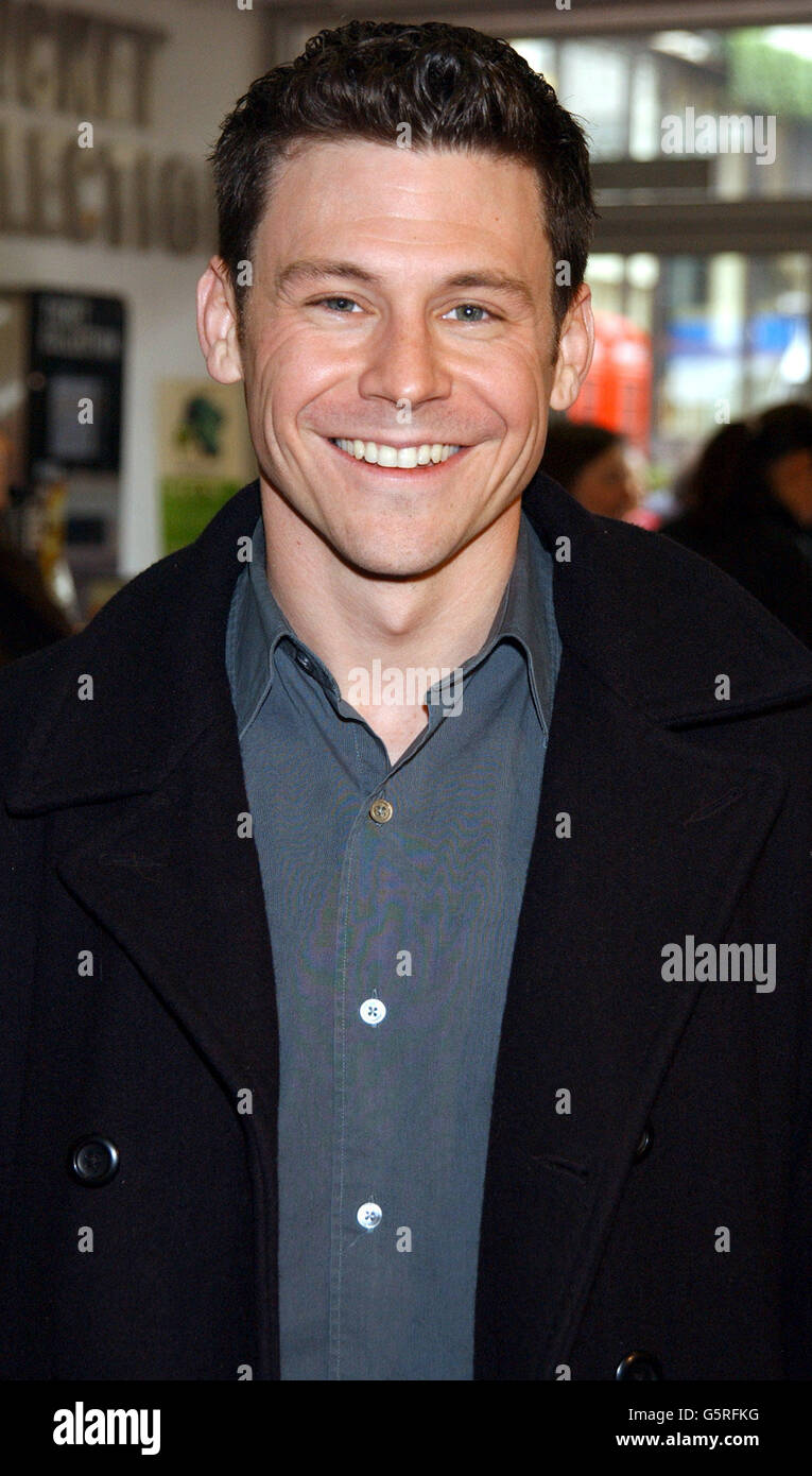 Blayne Weaver, che è la voce di Peter Pan nel nuovo film d'animazione di Disney Return to Neverland, arriva per la prima volta al Odeon Leicester Square di Londra. Foto Stock