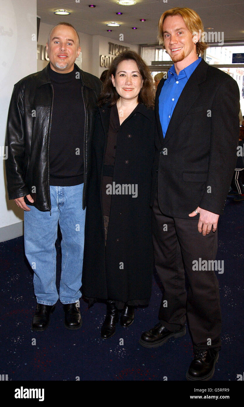 (L-R) Christopher Chase (Executive Producer), Sharon Morrill (Executive responsabile della produzione) e Myke Sutherland (Senior Animator 'Jane') arrivano per la prima del nuovo film animato di Disney Return to Neverland, presso l'Odeon Leicester Square, Londra. Foto Stock