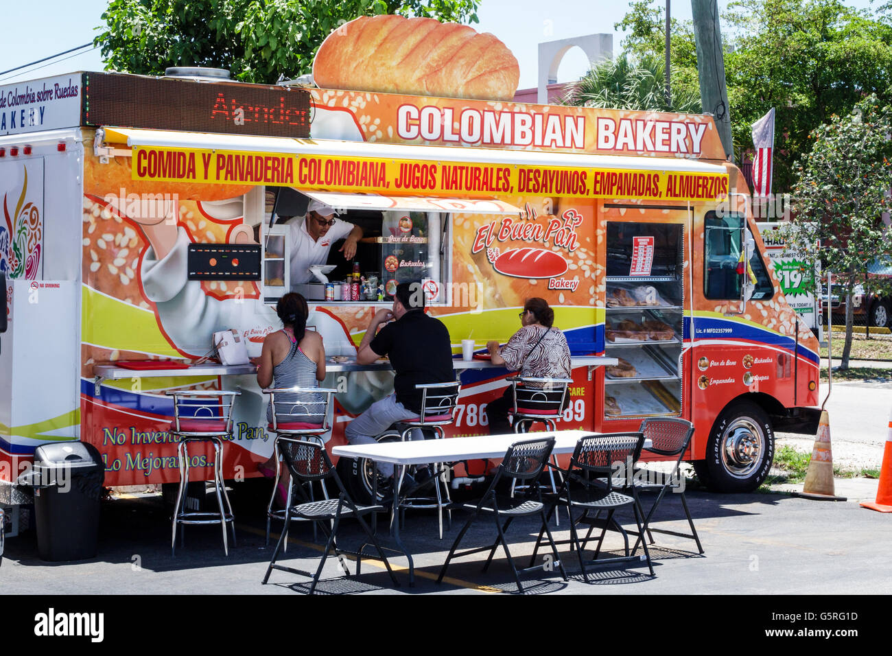 Miami Florida,panetteria,camion,ispanico adulto,adulti,uomo uomo maschio,donna donna donna donna,ristorante ristoranti ristoranti ristorazione caffè, al fresco marciapiede Foto Stock