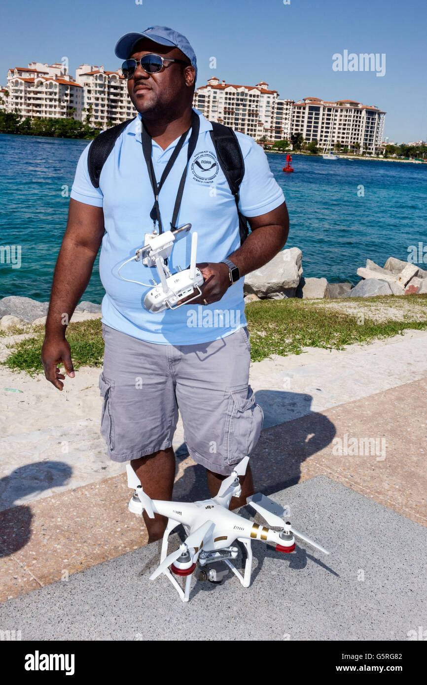 Miami Beach Florida,South Pointe Park,Government Cut,Biscayne Bay,Black adult,adults,man men maschio,working work worker worker,employees,NOAA,Sout Foto Stock