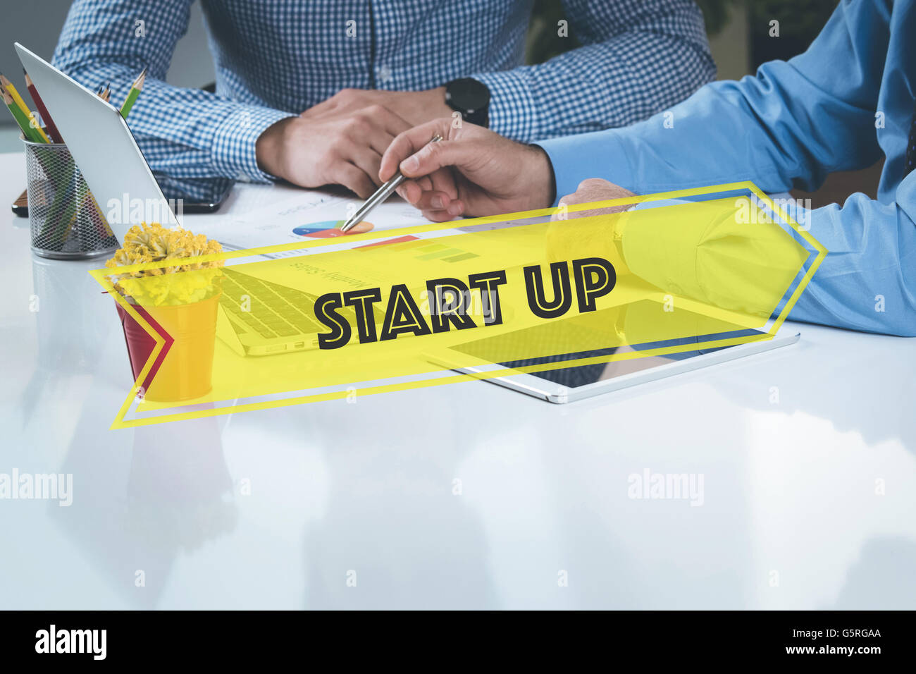 BUSINESS UFFICIO DI LAVORO avvia il lavoro di squadra concetto di brainstorming Foto Stock