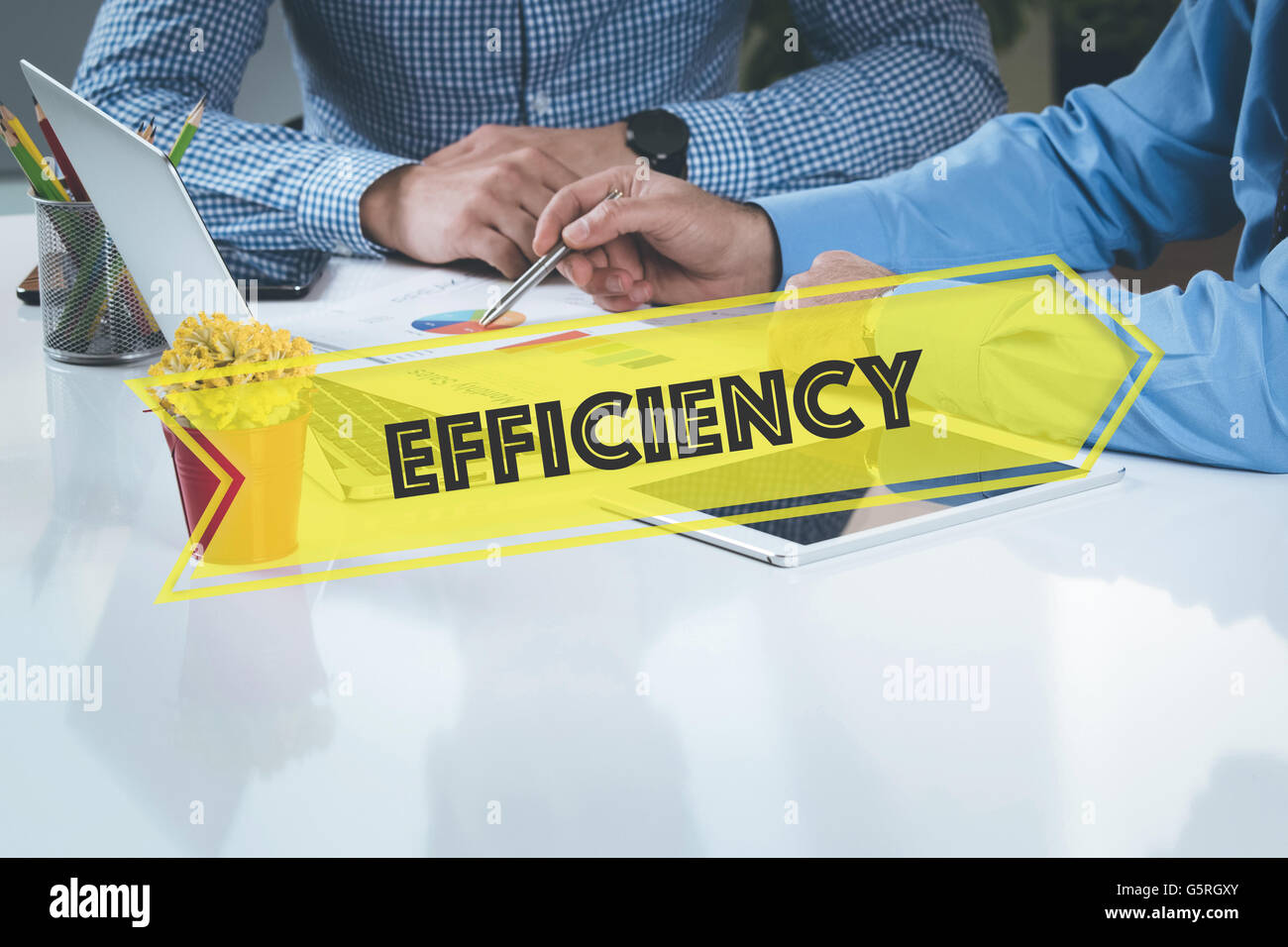 Azienda a lavorare l'efficienza dell'ufficio del lavoro di squadra concetto di brainstorming Foto Stock