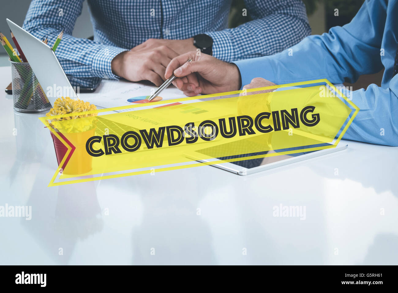 BUSINESS UFFICIO LAVORO Crowdsourcing TEAMWORK Concetto di brainstorming Foto Stock