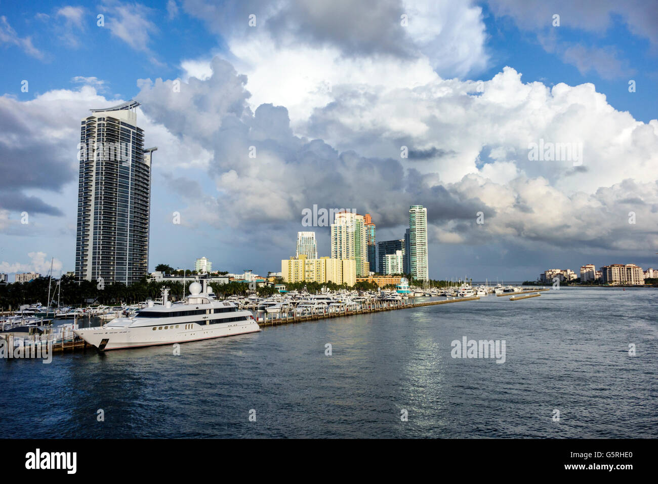 Miami Beach Florida, South Pointe SoFi, grattacieli grattacieli edifici condomini, edifici, skyline, acqua, Biscayne Bay acqua, mari Foto Stock