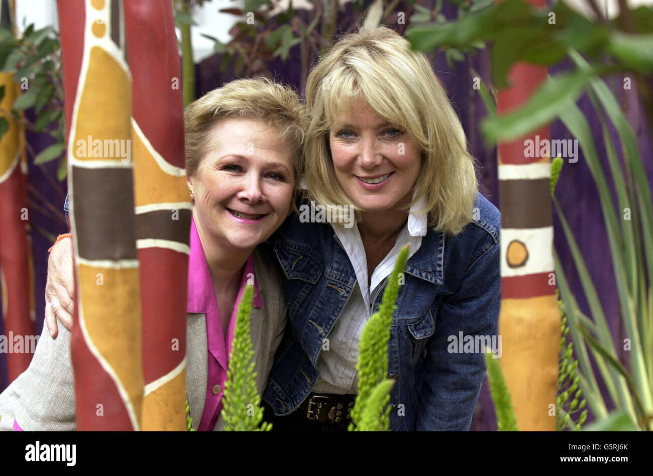 Gli attori della TV 'Bad Girls', Kika Mirylees (a destra) e Isabelle Amyes, godetevi il 'Kelly's Creek', giardino australiano al Chelsea Flower Show, Londra. Foto Stock