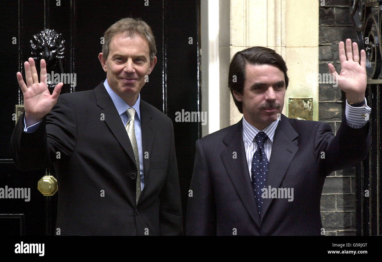 Il primo ministro spagnolo Jose Maria Aznar (a destra) con il primo ministro britannico Tony Blair al 10 Downing Street. La coppia terrà colloqui sul futuro di Gibilterra. Foto Stock