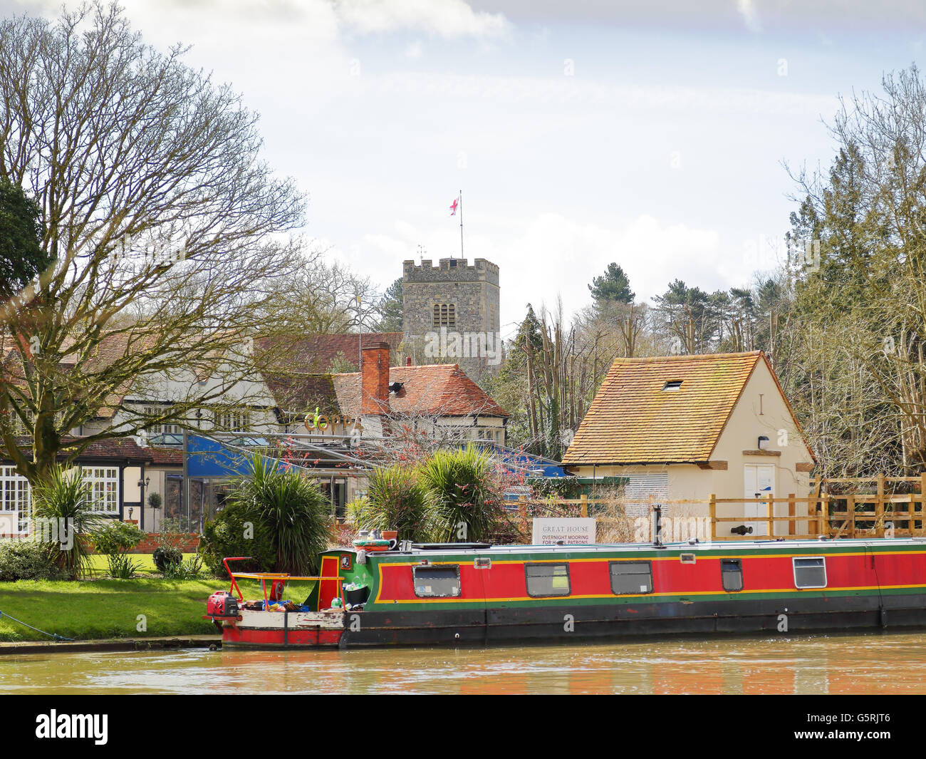 Un narrowboat ormeggiati fino al Tamigi in Sonning, Berkshire, Regno Unito Foto Stock