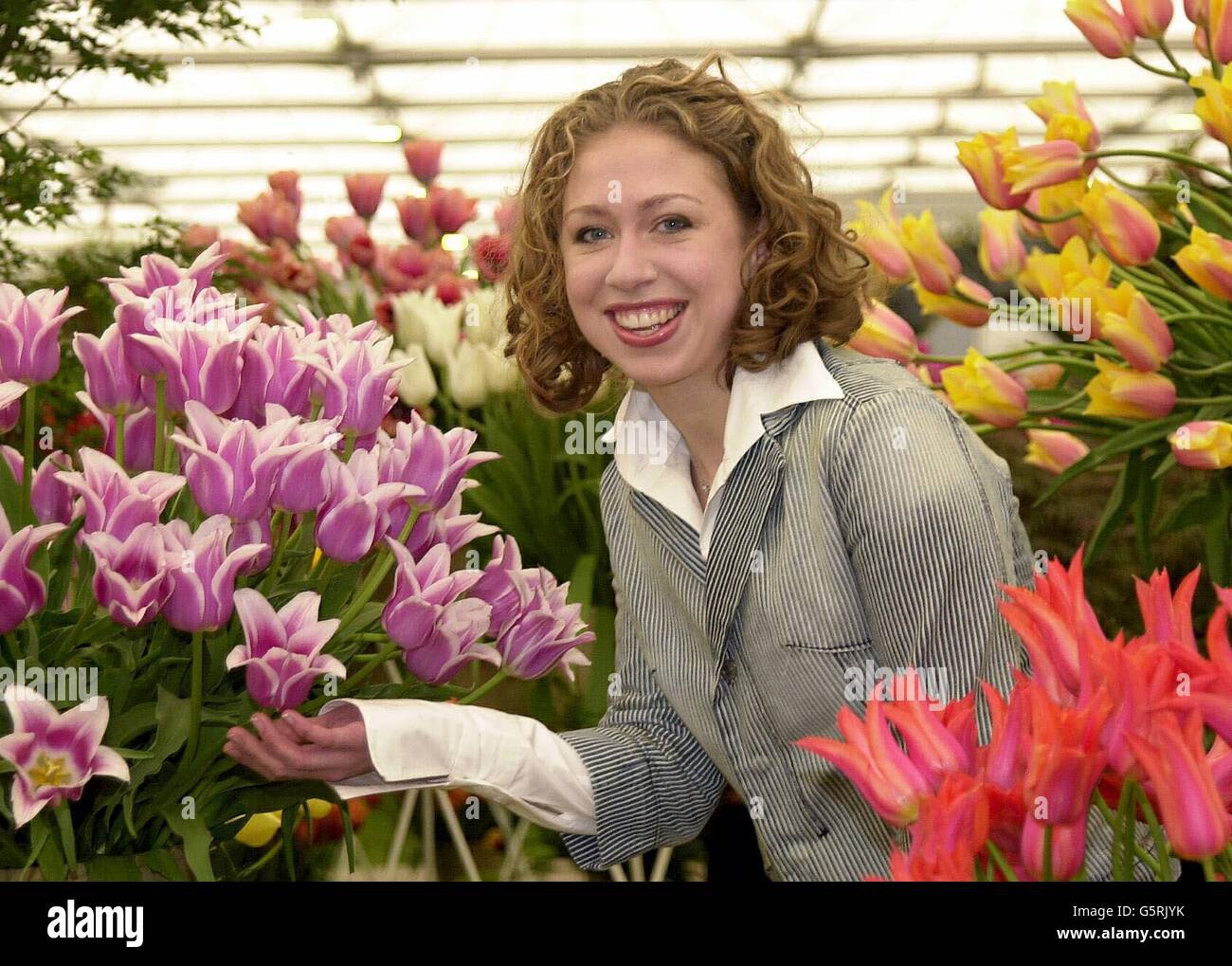 Chelsea Clinton tra i suoi fiori preferiti, tulipani, durante il Chelsea Flower Show a Londra. Foto Stock