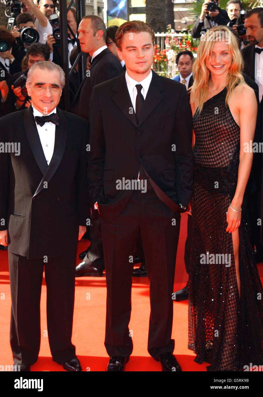 Direttore Martin Scorsese (a sinistra) con gli attori Leonardo DiCaprio, Cameron Diaz in arrivo per la prima dell'ultimo film di Scorsese 'Gangs of New York' al Palais des Festival durante il 55° Festival di Cannes. Foto Stock