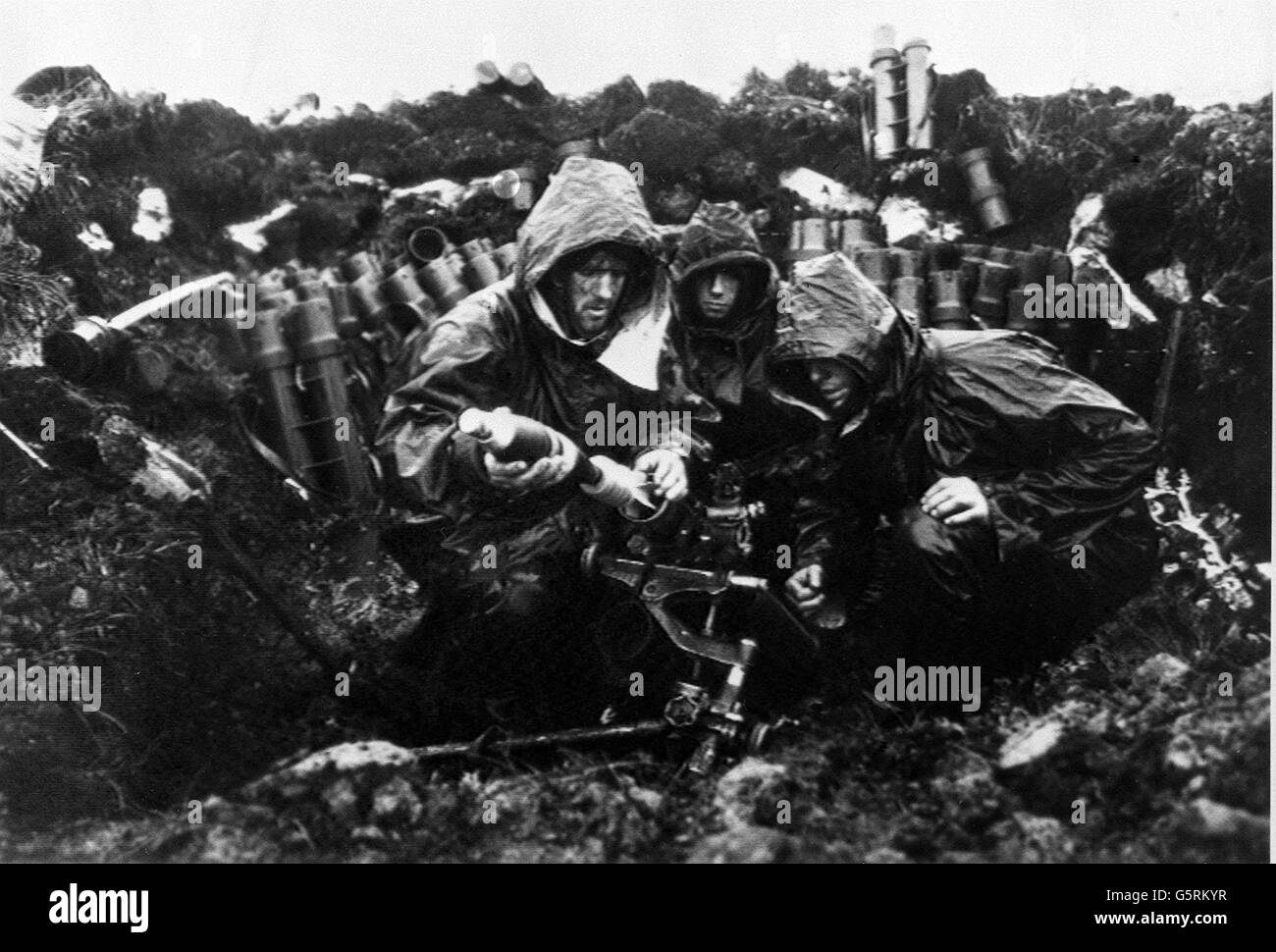 Una squadra di mortai Royal Marine si è scavata e pronta per l'azione sulle pendici umide e ventose di Mount Kent, East Falklands. *25/03/02 la squadra di Malta marina reale scavò e pronto per l'azione sulle pendici umide e ventose del monte Kent, East Falklands. Il 20° anniversario dell'invasione delle Falklands da parte delle forze argentine sarà il 2 aprile 2002. Foto Stock