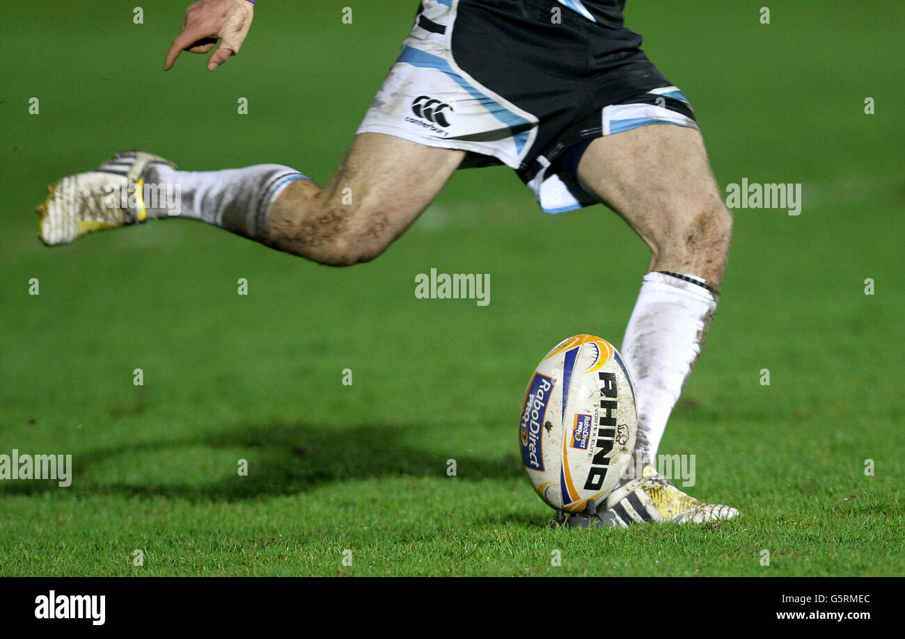 Rugby Union - Rabo Direct PRO12 - Glasgow Warriors / Treviso - Scotstoun.  Vista generale della palla che viene calciato Foto stock - Alamy