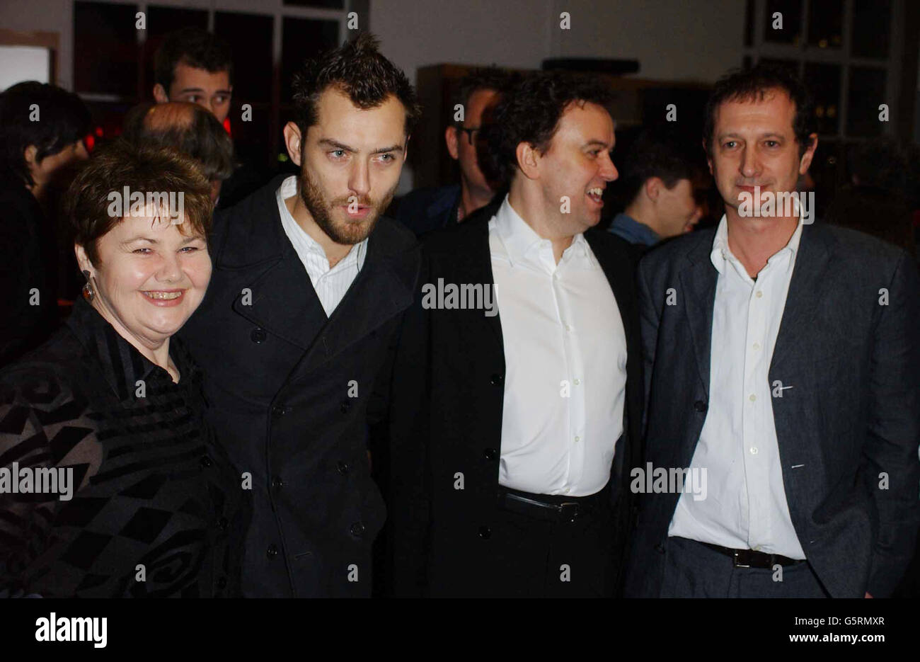 L'attore Jude Law (2° a sinistra) e (da sinistra) i membri del cast Annette Badland e Richard McCabe, e il regista David LAN, in una festa al British Airways London Eye, dopo l'esecuzione di apertura del loro nuovo gioco Dr Faustus al teatro Young Vic. Foto Stock