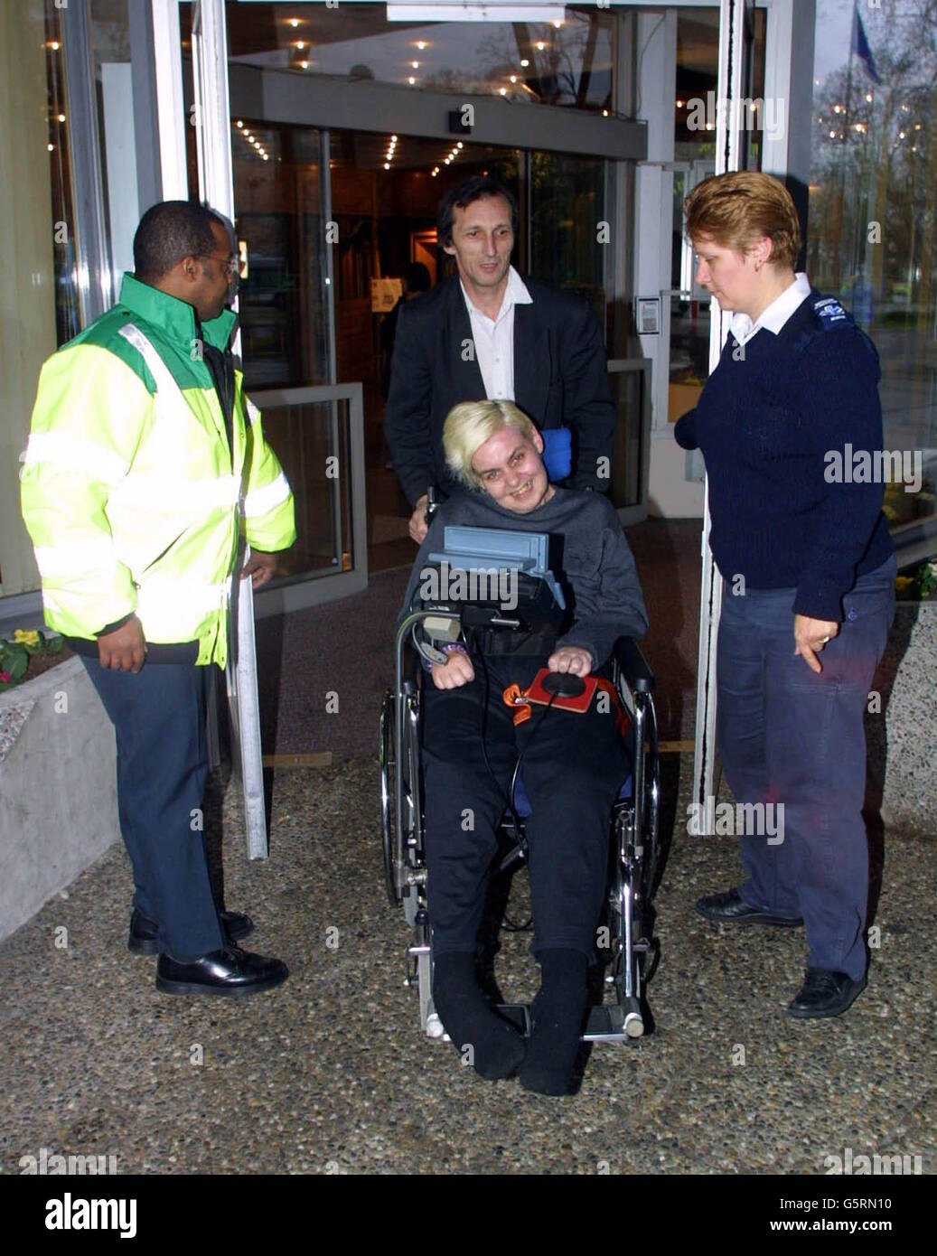 Diane Pretty con suo marito Brian lascia il suo hotel a Strasburgo, in Francia, per un'audizione presso la Corte europea dei diritti dell'uomo. La madre di due Luton, Bedfordshire stava prendendo il suo diritto di morire lotta alla Corte. * il 43-year-old sta andando alla corte per ascoltare i suoi avvocati sostengono che il rifiuto del governo britannico di permettere che lei commetta il suicidio con l'aiuto di suo marito è stato disumano, degradante e violato i suoi diritti umani. La signora Pretty, paralizzata dalla malattia dei motoneuroni, si sta recando al tribunale francese nella speranza che i giudici rovesciino la sentenza dei Lord della legge che ha assistito Foto Stock