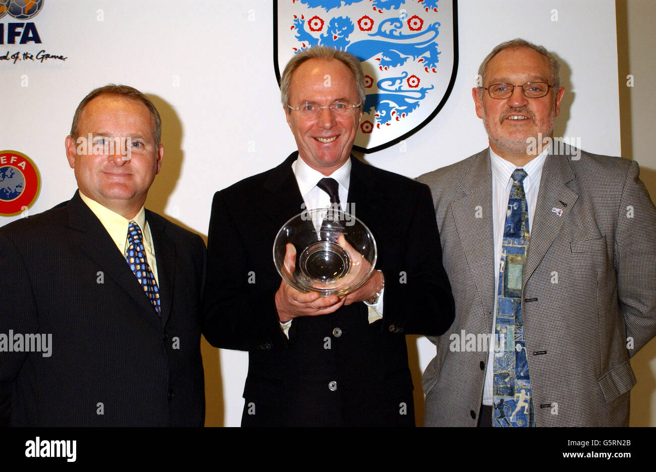 Sven Goran-Eriksson (centro) con il suo premio England Coach of the Year 2001, presentato da Sports Coach UK Chief Executive John Stevens (destra) e direttore della creazione di Execellence Martin Corck, presso la sede centrale della fa a Soho Square, Londra. Foto Stock