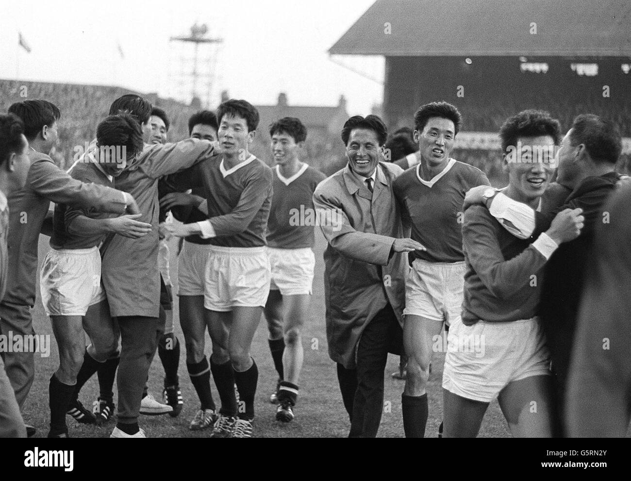 I calciatori nordcoreani hanno fatto bridonare i tifosi dopo la loro sorpresa 1-0 sconfitta dell'Italia nella loro partita finale della Coppa del mondo 1966 all'Ayresome Park di Middlesbrough. Secondo da sinistra è l'uomo che ha segnato il gol vitale - Pak Doo Ik. Foto Stock