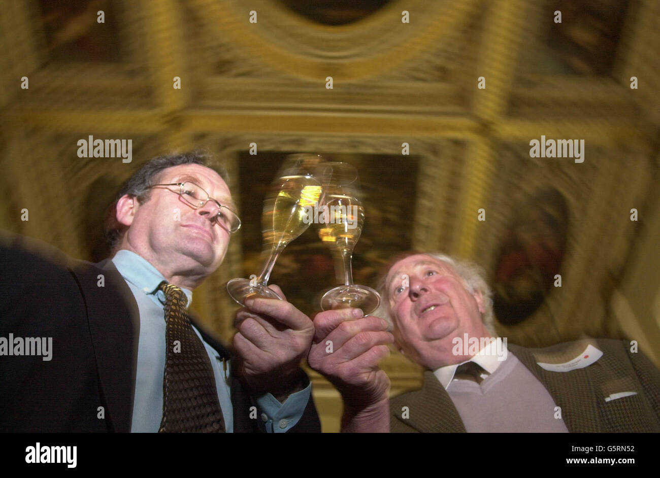 Michael Parrish (a sinistra) e David Hoppit assaggiano lo champagne presso la Banqueting House di London's Whitehall, presso quello che gli organizzatori hanno dichiarato essere la degustazione più grande del mondo. Gli intenditori hanno potuto degustare circa 68 marche che rappresentano più di 200 vini diversi. * l'anno scorso la Gran Bretagna ha importato più di 25 milioni di bottiglie di bollicine. Foto Stock