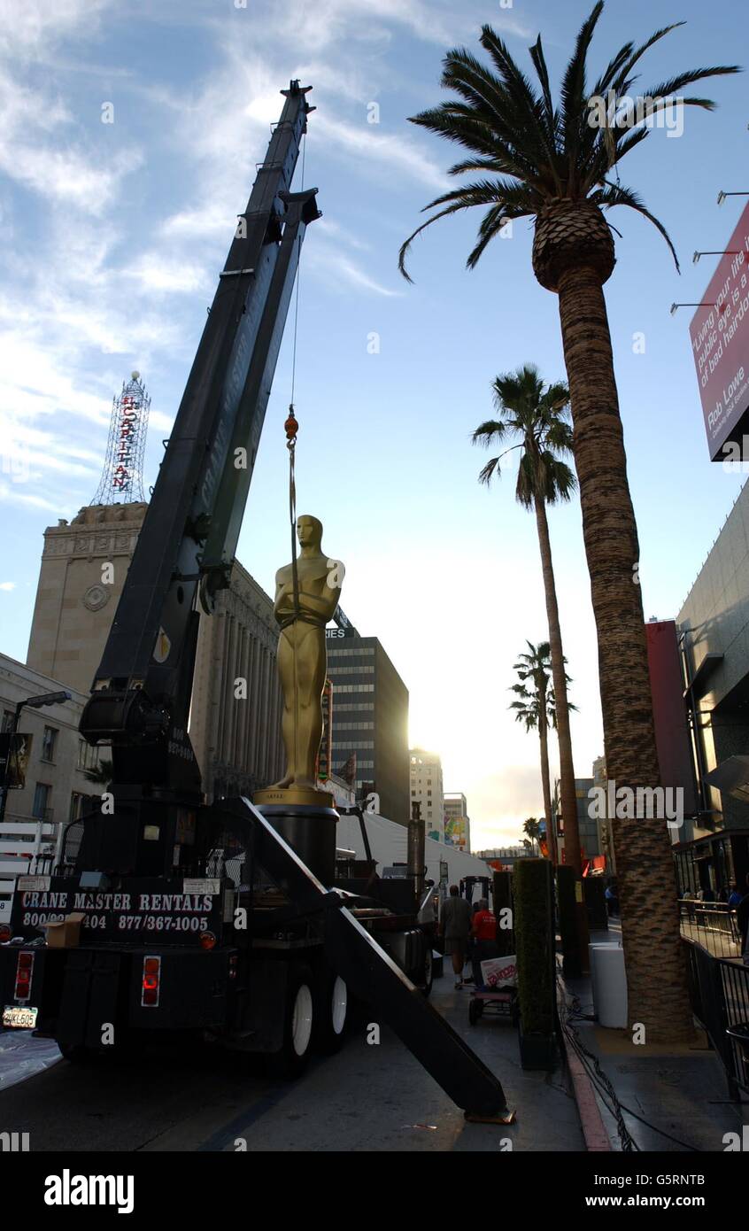 Una gigantesca statua dell'Oscar viene consegnata mentre i preparativi per la 74a edizione dei premi annuali dell'Accademia si svolgono su Hollywood Boulevard a Los Angeles prima dell'evento, domenica 24 marzo. Foto Stock
