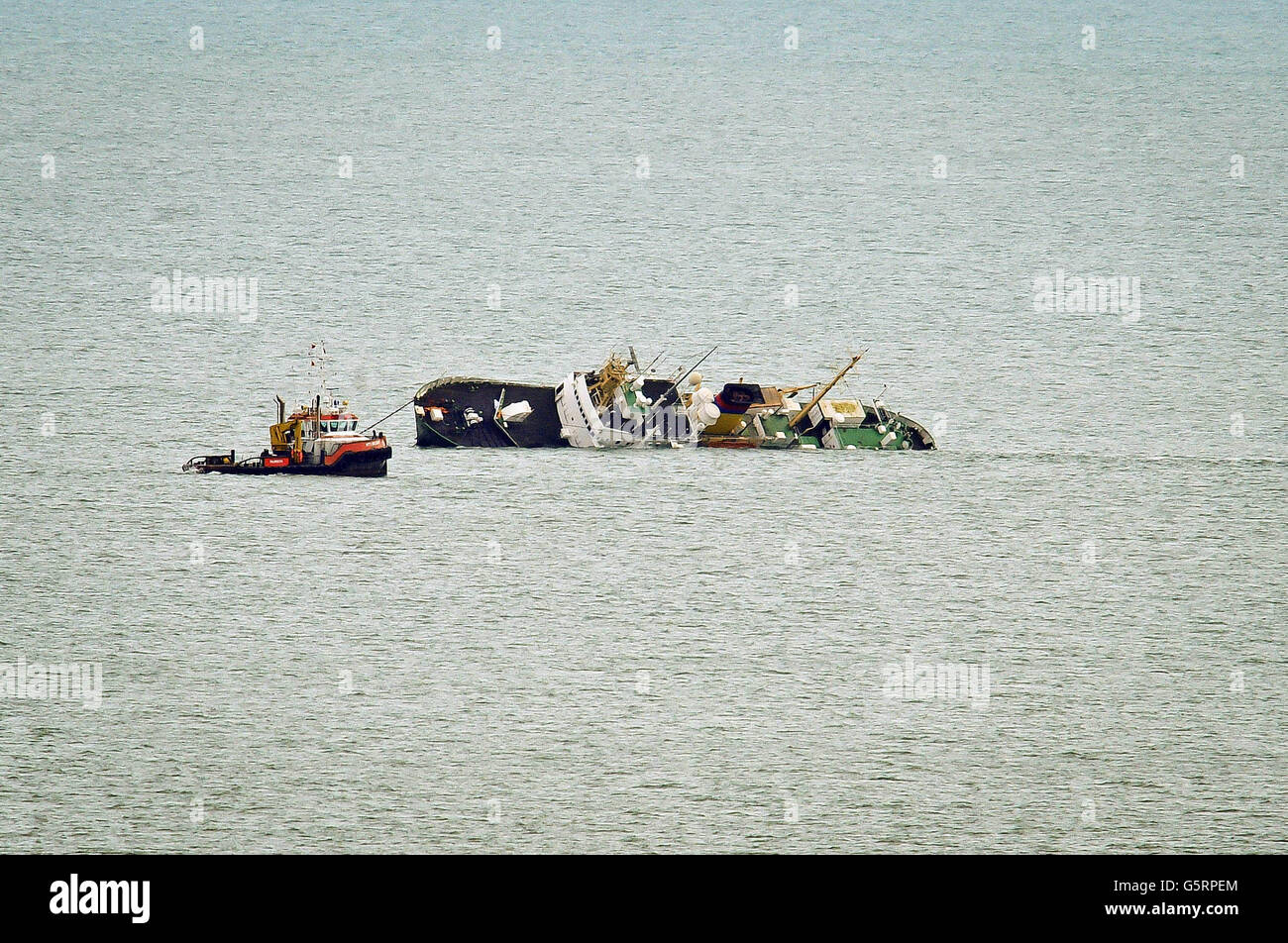 La moto vascello Emstrom liste in mare, che è stato trainato dal Christos XXII e ha finito per danneggiare il rimorchiatore in acque al largo del naso di Hope, vicino a Torbay, Devon. Foto Stock