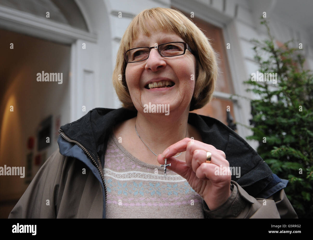 Nurse Shirley Chaplain al suo ufficio di avvocati a Londra oggi dopo aver perso il suo caso della Corte europea dei diritti umani in cui ha affermato di aver subito discriminazione religiosa quando le è stato chiesto di rimuovere un crocifisso dalla sua collana. Foto Stock