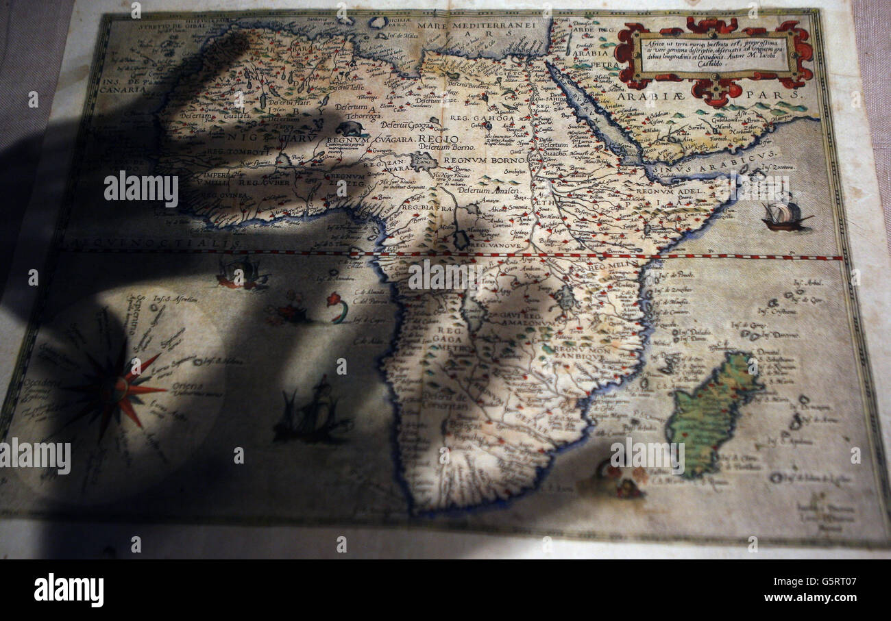 Un membro del personale detiene una mappa Gerard de Jode dell'Africa a  Edimburgo, circa 1570, e del valore di £1,200 che sarà venduto all'asta da  Lyon & Turnbull Foto stock - Alamy