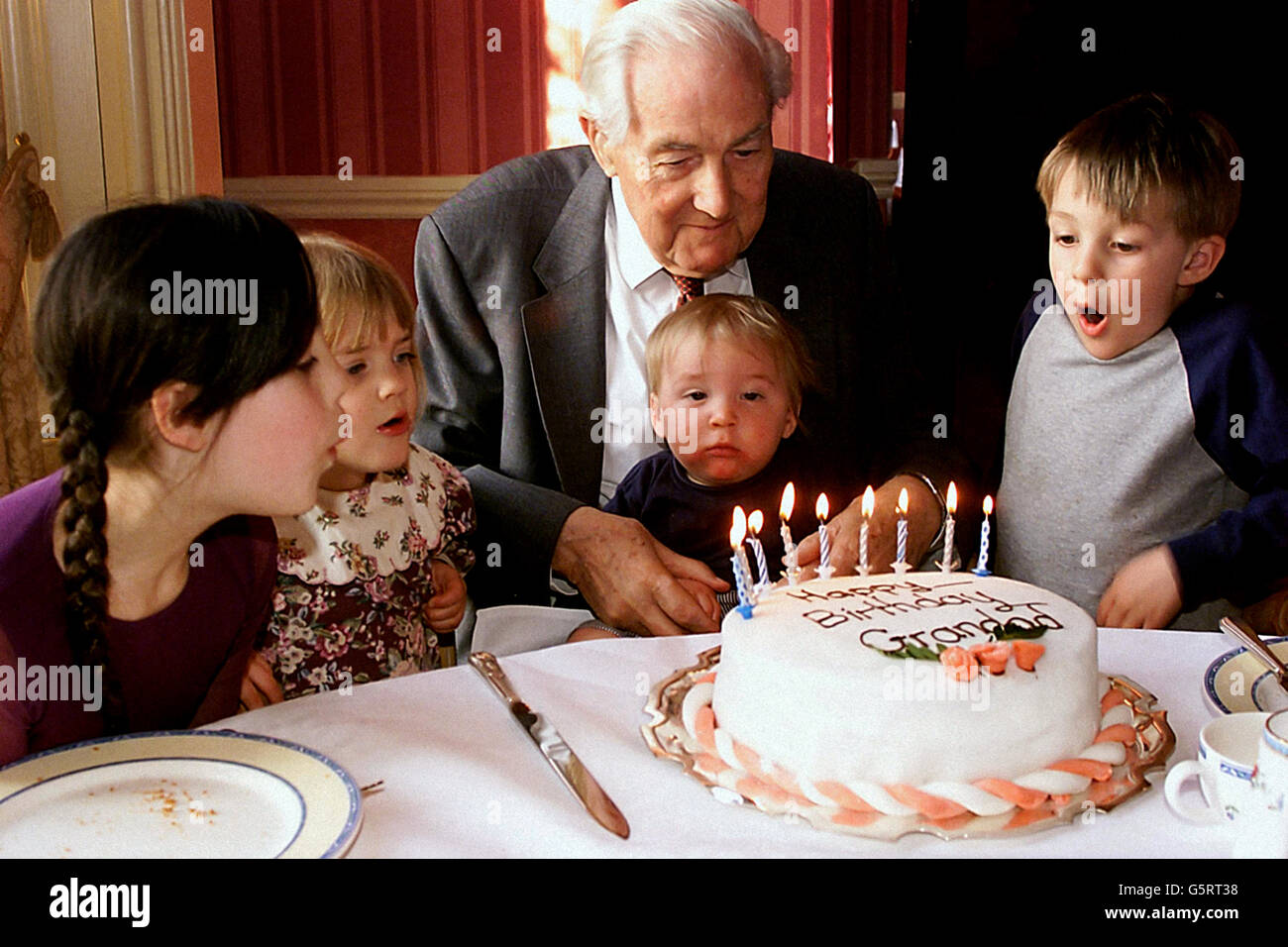 L'ex primo ministro laburista Lord Callaghan festeggia il suo 90° compleanno con una festa di famiglia vicino alla sua casa del Sussex orientale e soffia le candele sulla sua torta con quattro dei suoi cinque grandi figli. Da sinistra a destra Rosie, Nine, Lara, Three, Jay, 10 mesi e Max 4. Foto Stock