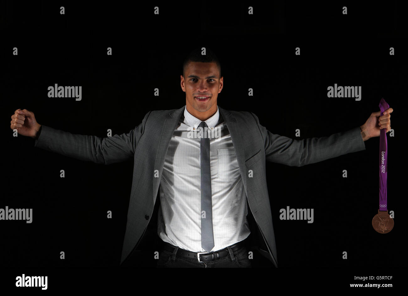 Anthony Ogogo della Gran Bretagna si pone con la sua medaglia di bronzo alle Olimpiadi del 2012 dopo aver annunciato che sta diventando professionale con le promozioni Golden Boy, a seguito di una conferenza stampa al Mayfair Hotel, Londra. Foto Stock