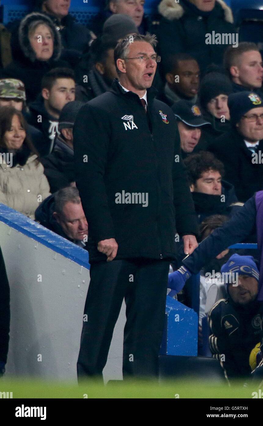 Calcio - Barclays Premier League - Chelsea v Southampton - Stamford Bridge. Il manager di Southampton, Nigel Adkins, è sulla linea di contatto Foto Stock