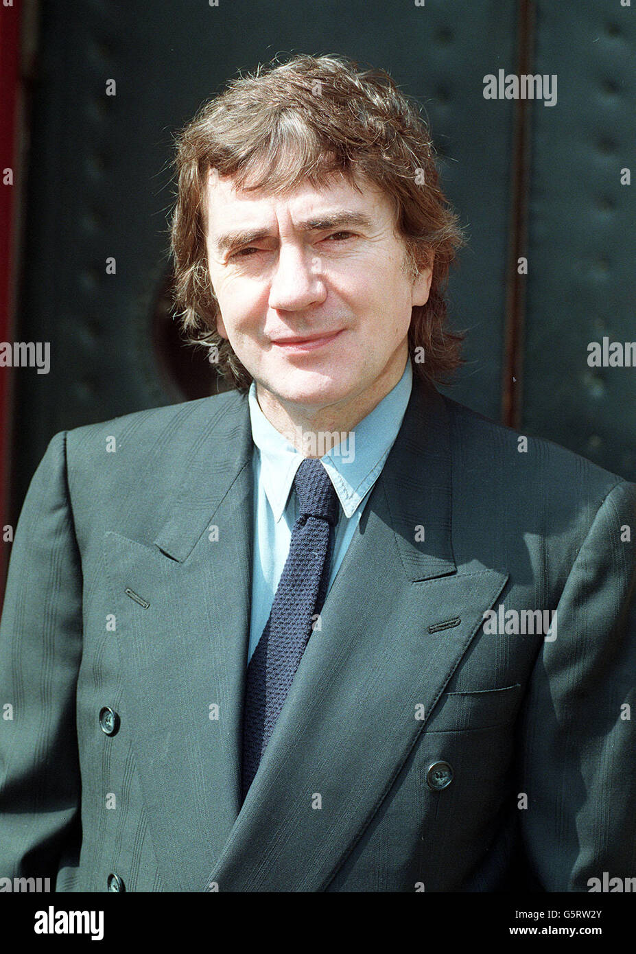 L'attore comico Dudley Moore al Memorial Service per comico Peter Cook presso la Parrocchia di St-John-at-Hampstead. Foto Stock