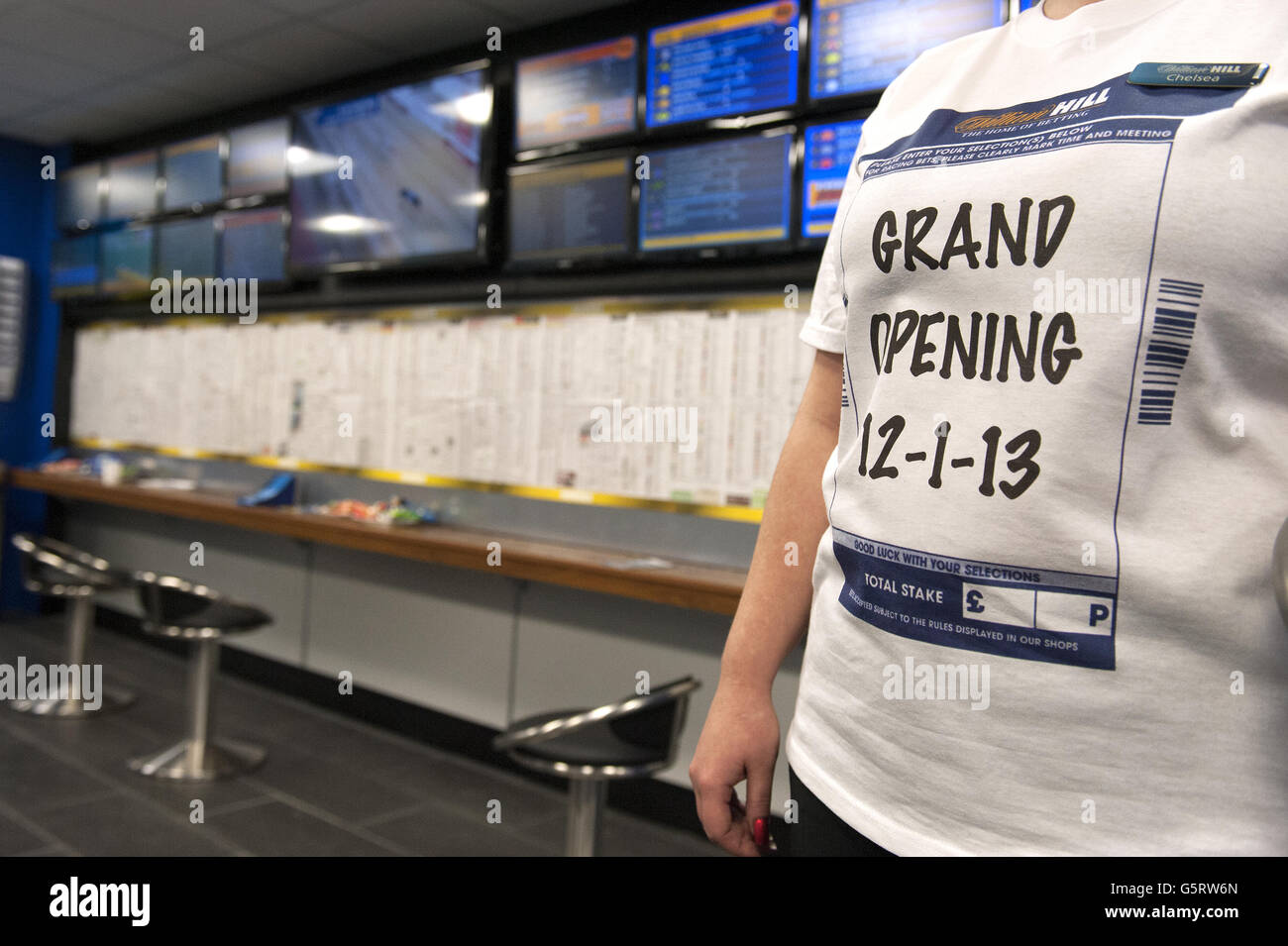 Un membro del personale indossa una maglietta Grand Opening su Il nuovo William Hill Shop su Waterloo Road Foto Stock