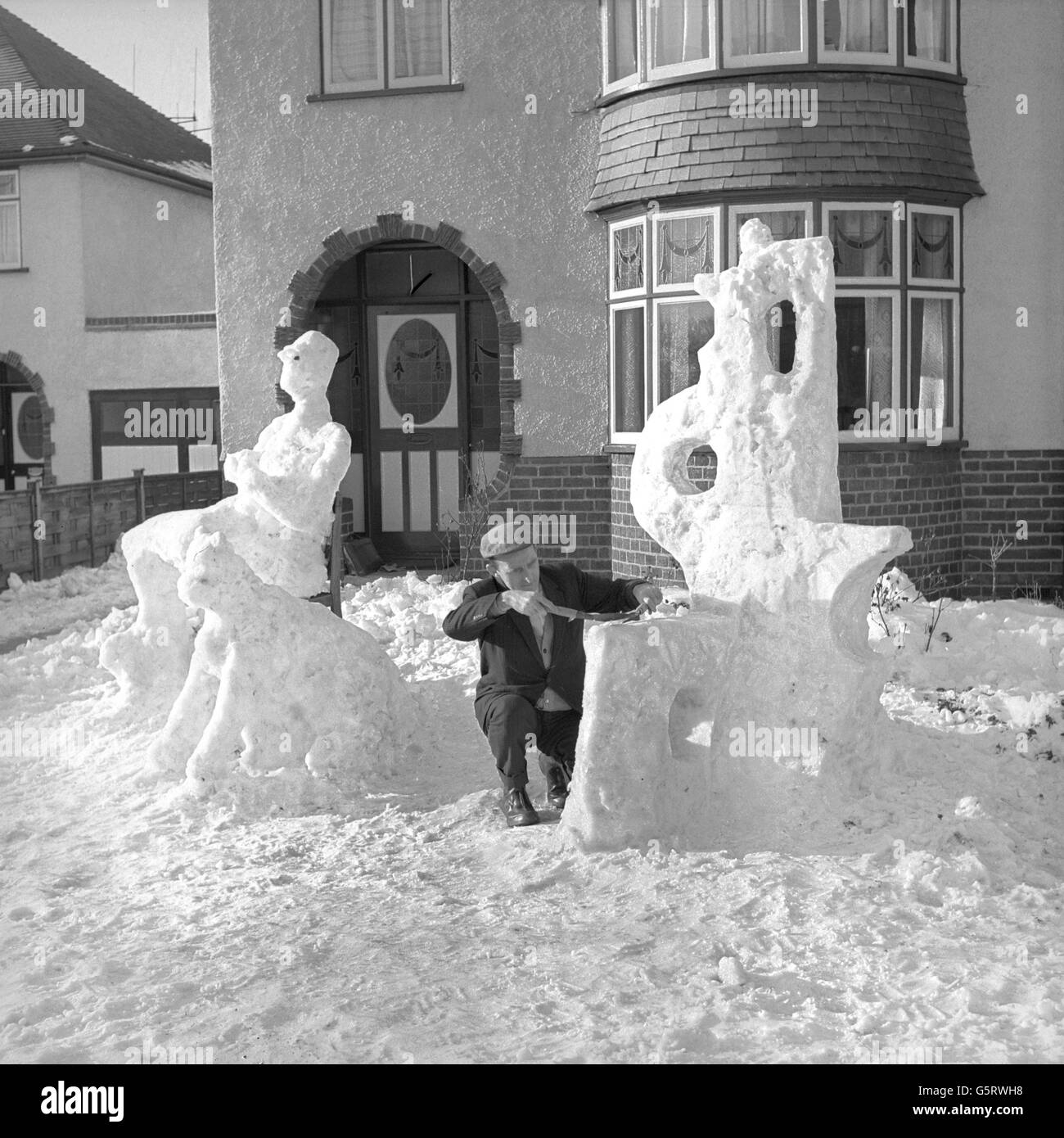 Colin Dunn, un solicitor di Gloucester, coglie una rara opportunità per indulgere nel suo hobby creativo - una scultura della neve. Le sue forme d'arte - contemporanee e tradizionali - sono modellate nel giardino anteriore della sua casa e attirano ammirazione da vicini e passanti. Il sig. Dunn spera di creare sculture in un mezzo più permanente. Foto Stock