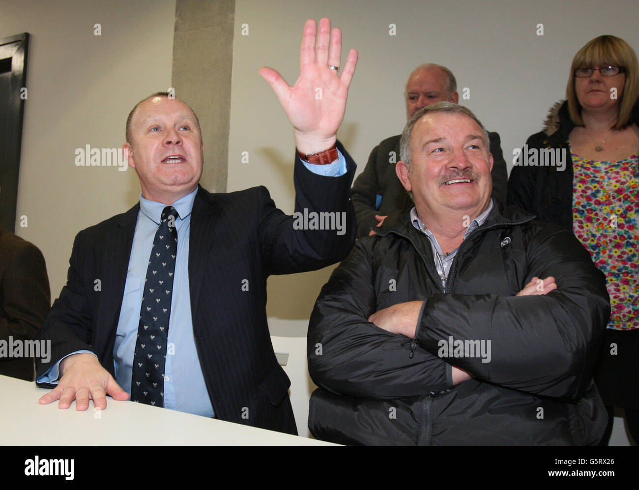 Il leader della Chiesa, Gary Mason (a sinistra) con il leader della comunità Jim Wilson ad una conferenza stampa a Belfast est, mentre si sono appellati alla pace dopo settimane di saccheggio. Foto Stock